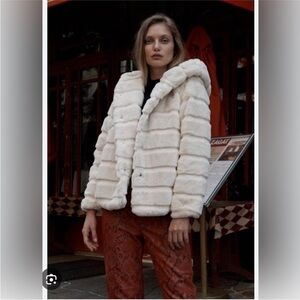 Apparis goldy jacket size medium